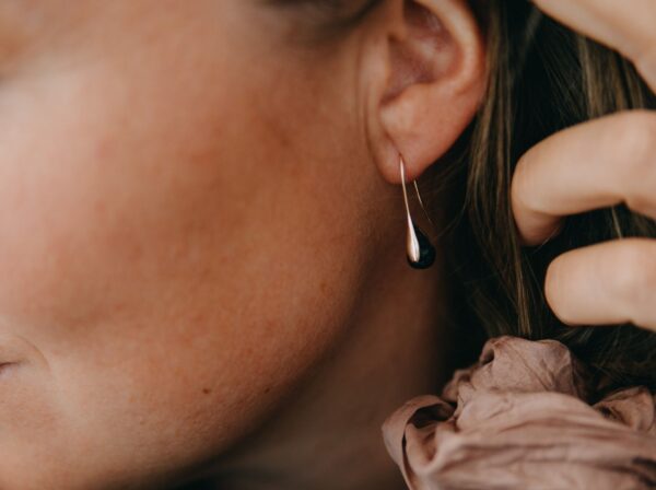 Boucles d'oreilles diffuseur plaquées or 14K - Pendantes – Image 4