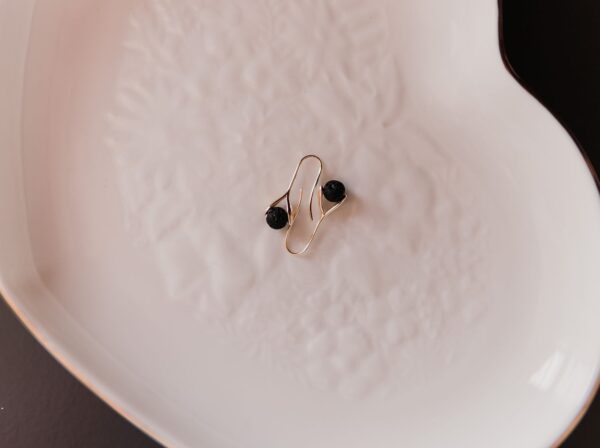 Boucles d'oreilles diffuseur plaquées or 14K - Pendantes – Image 2