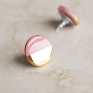 Clous d’oreilles ronds en porcelaine – Rose et Or