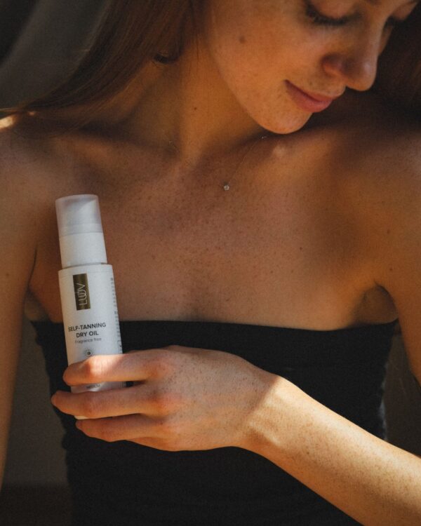 Huile sèche autobronzante naturelle foncée COSMOS 100 ml – Image 5