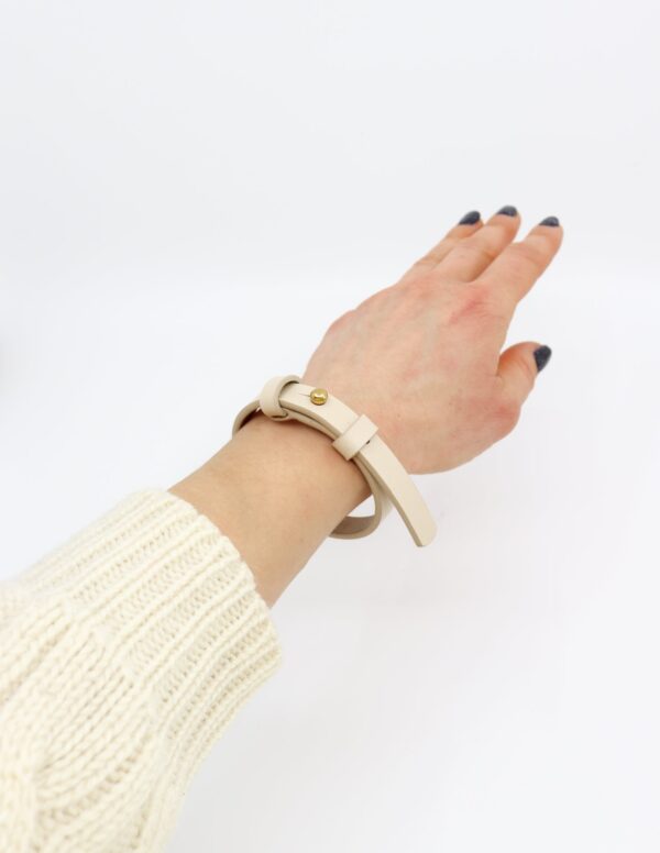 Bracelet en cuir avec fermoir en laiton - Ivoire – Image 3