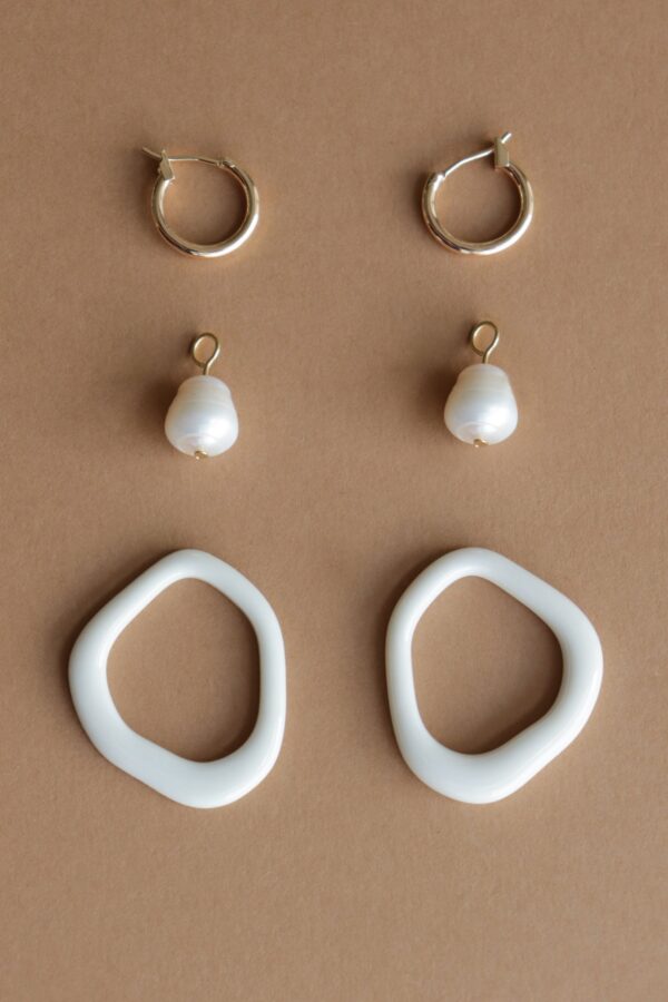 Créoles Arp en perle et porcelaine - Blanc – Image 2