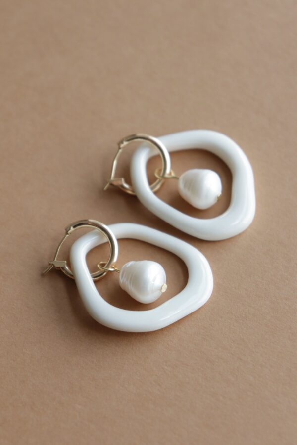 Créoles Arp en perle et porcelaine - Blanc – Image 4