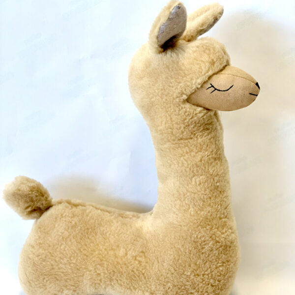 Coussin doux en forme d’alpaga – Teinte brun rouille – Image 3