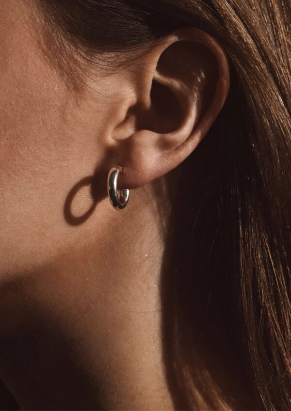 Boucles d’oreilles créoles Ella - Argent – Image 2